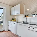 Beach Front Home In Vinderup With Sauna بيت للعطل