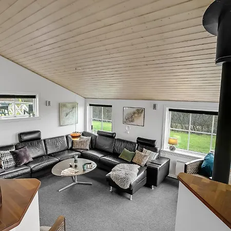 Beach Front Home In Vinderup With Sauna بيت للعطل